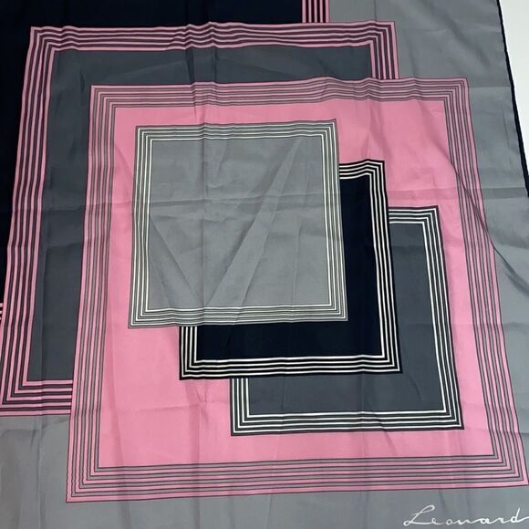 Vintage Geometric scarf by Leonardi 29.5 x 29.5 - Picture 4 of 5